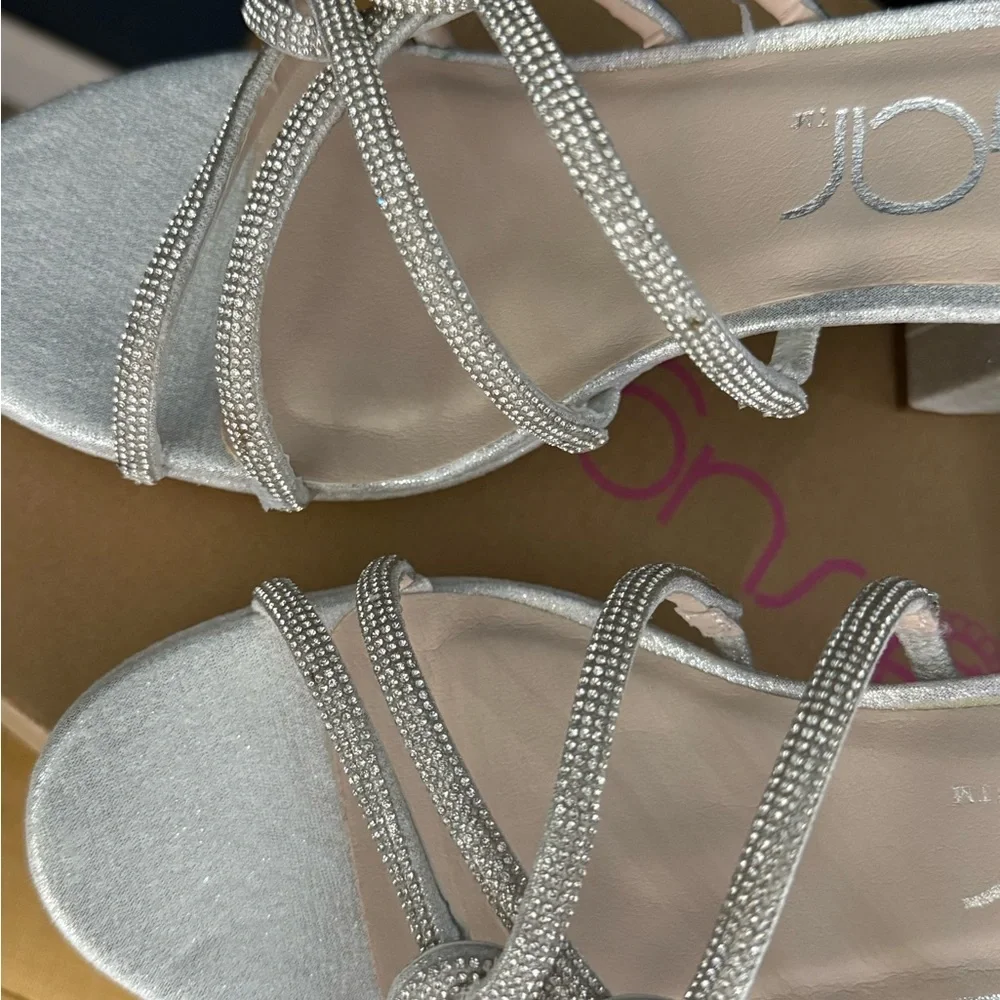 Silver and rhinestone heels 👠